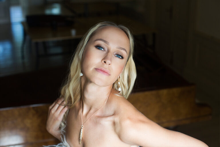 White ceramic Finejewelry set in piano concert at manor house