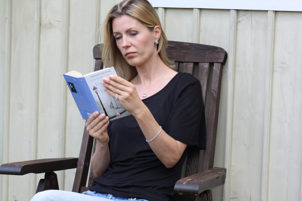 Lilac motif jewellery with diamond in white gold wearing in terrace reading a bbok