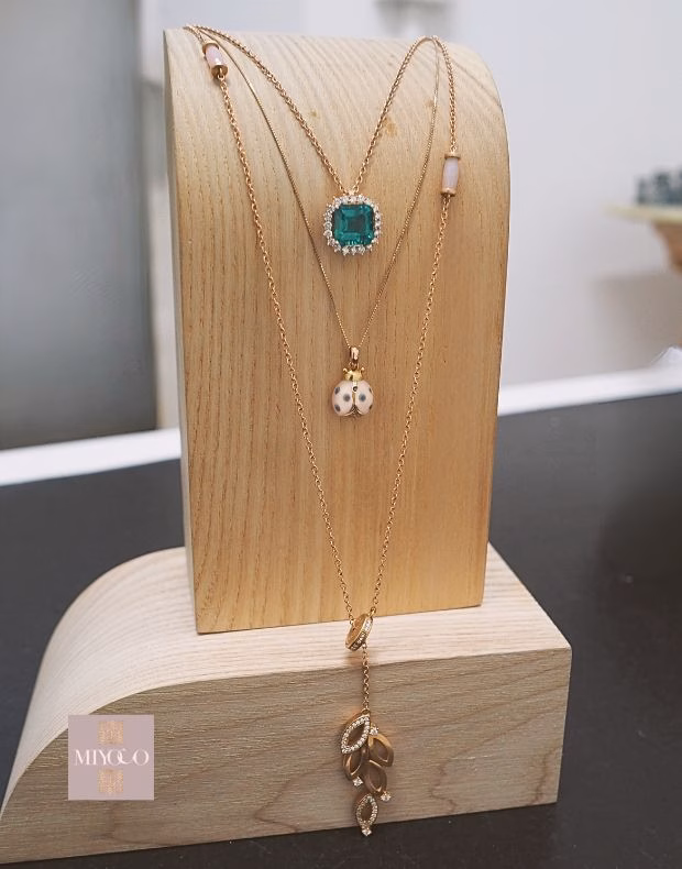 Layering necklace guide - Balance textures and shapes