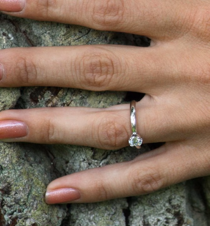 Happy Tulip - Timeless Simplicity Solitaire Engagement Ring